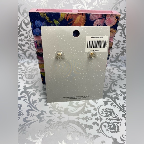 Pine Tree Style Strand with Gold-Tone Star Earrings - Picture 6 of 8